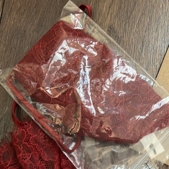 Do + Be off the shoulder lace contrast satin top with mask Marsala color - Picture 5 of 8